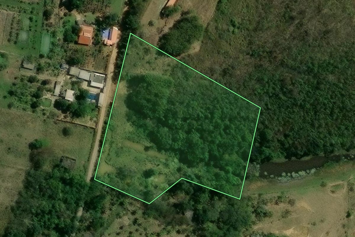 Imagem de satélite do imóvel rural em Nova Iguaçu (RJ), com o contorno declarado no CAR desenhado por cima.