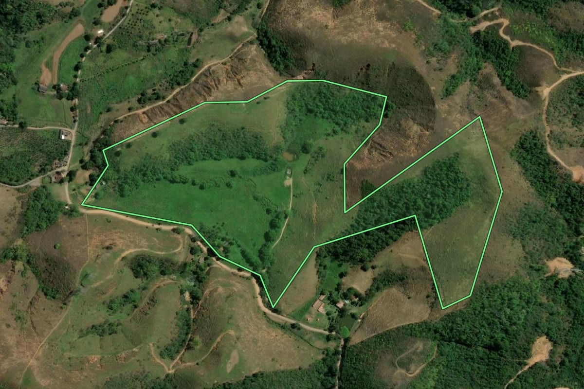 Imagem de satélite do imóvel rural em Paracambi (RJ), com o contorno declarado no CAR desenhado por cima.