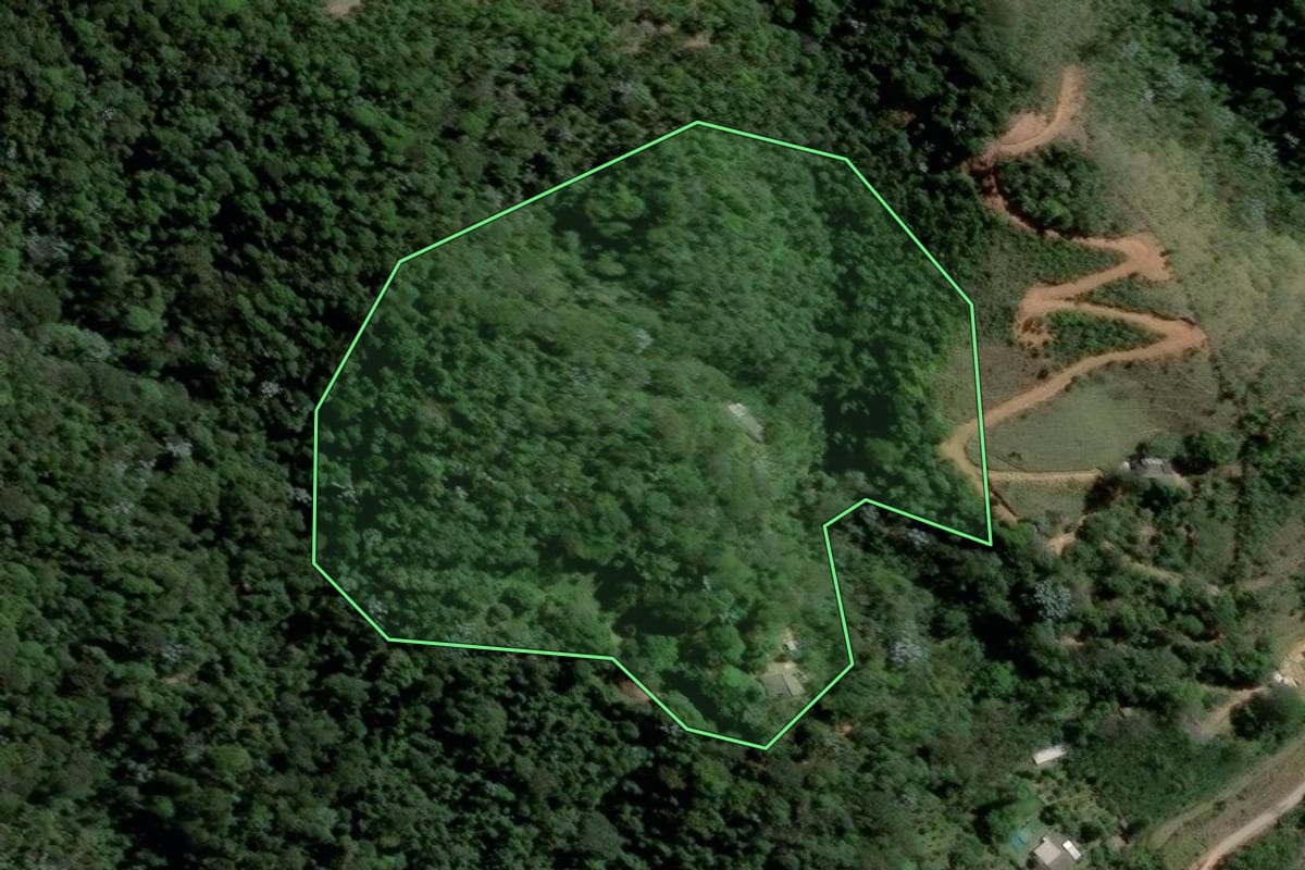 Imagem de satélite do imóvel rural em Paracambi (RJ), com o contorno declarado no CAR desenhado por cima.