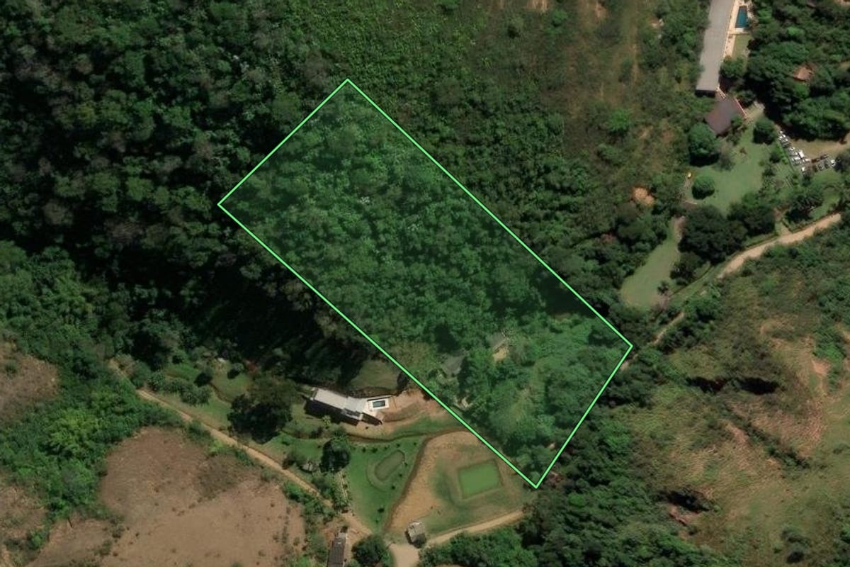 Imagem de satélite do imóvel rural em Paracambi (RJ), com o contorno declarado no CAR desenhado por cima.