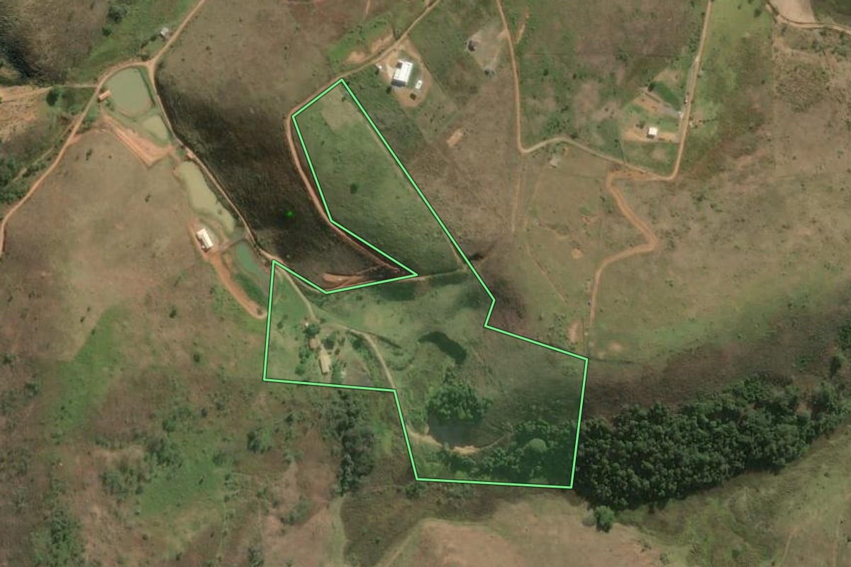 Imagem de satélite do imóvel rural em Paraíba do Sul (RJ), com o contorno declarado no CAR desenhado por cima.