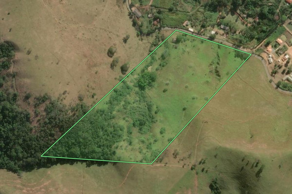 Imagem de satélite do imóvel rural em Paraíba do Sul (RJ), com o contorno declarado no CAR desenhado por cima.