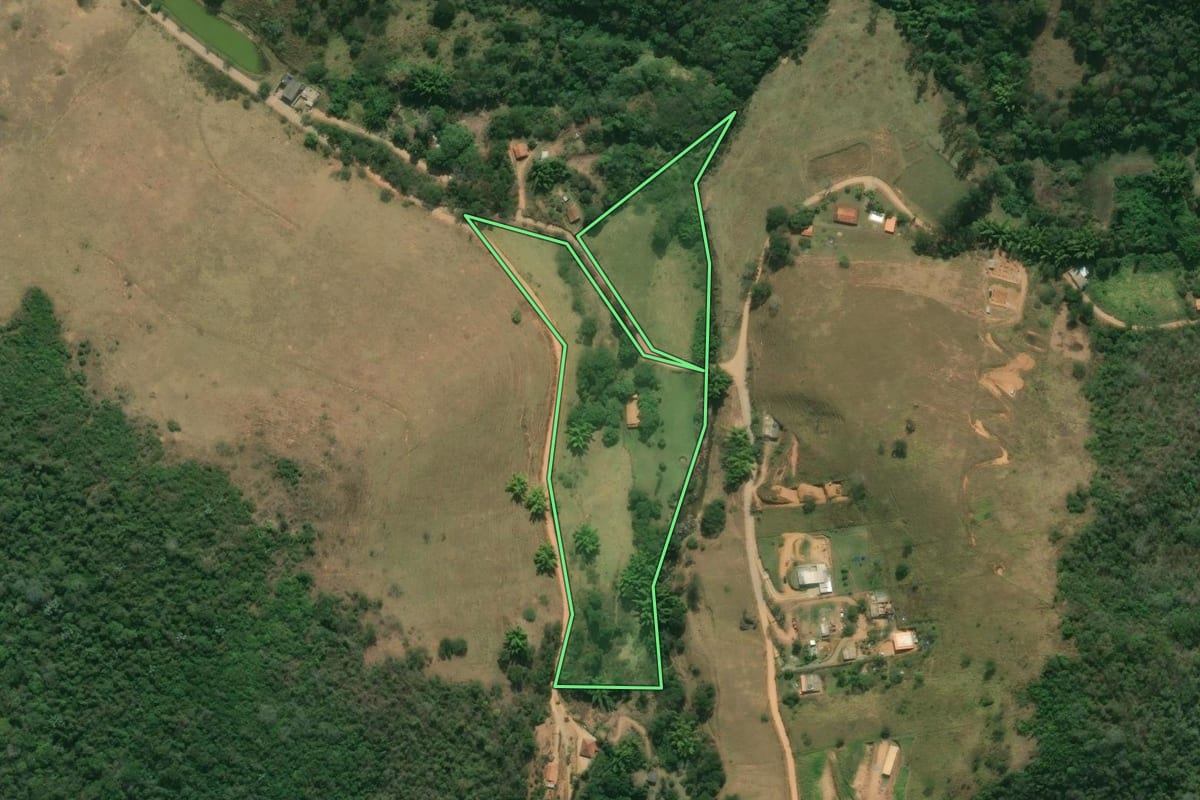 Imagem de satélite do imóvel rural em Paraíba do Sul (RJ), com o contorno declarado no CAR desenhado por cima.