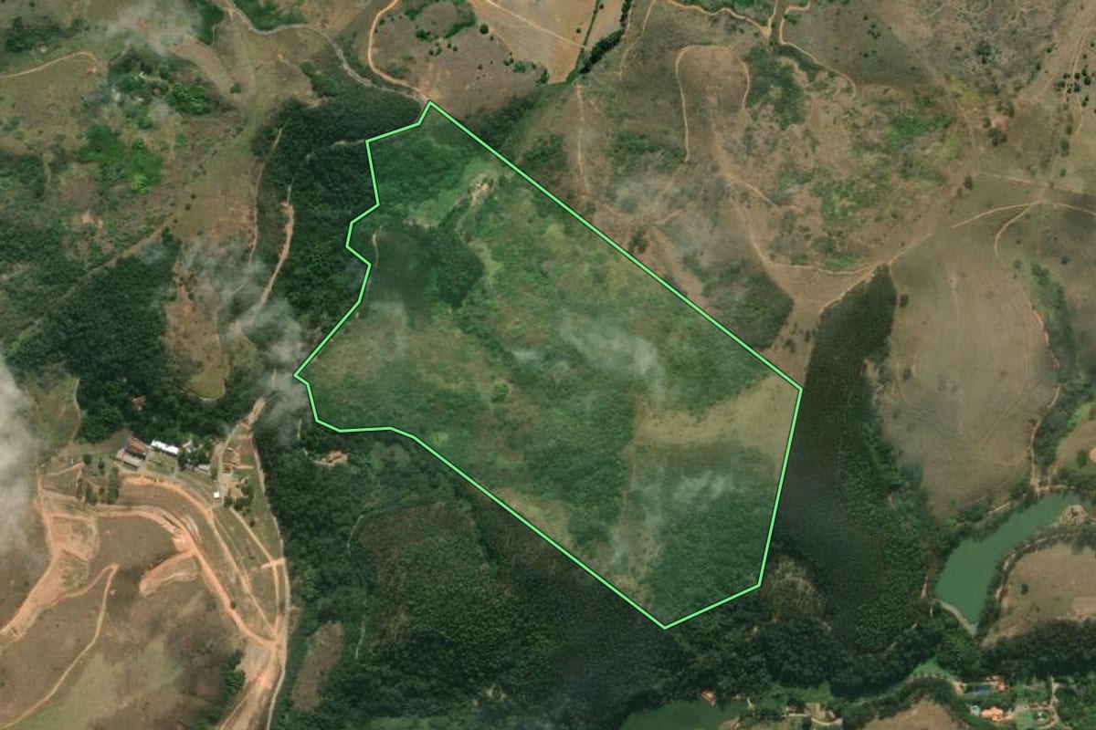 Imagem de satélite do imóvel rural em Paraíba do Sul (RJ), com o contorno declarado no CAR desenhado por cima.