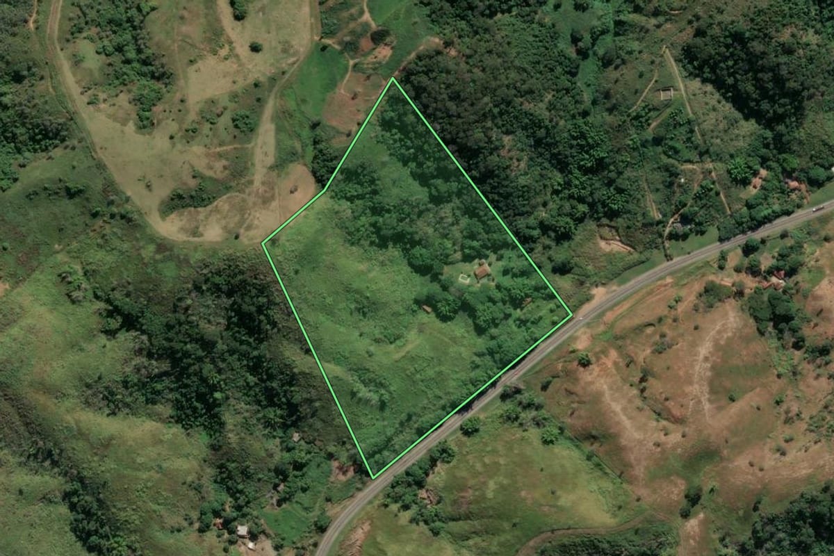 Imagem de satélite do imóvel rural em Paraíba do Sul (RJ), com o contorno declarado no CAR desenhado por cima.