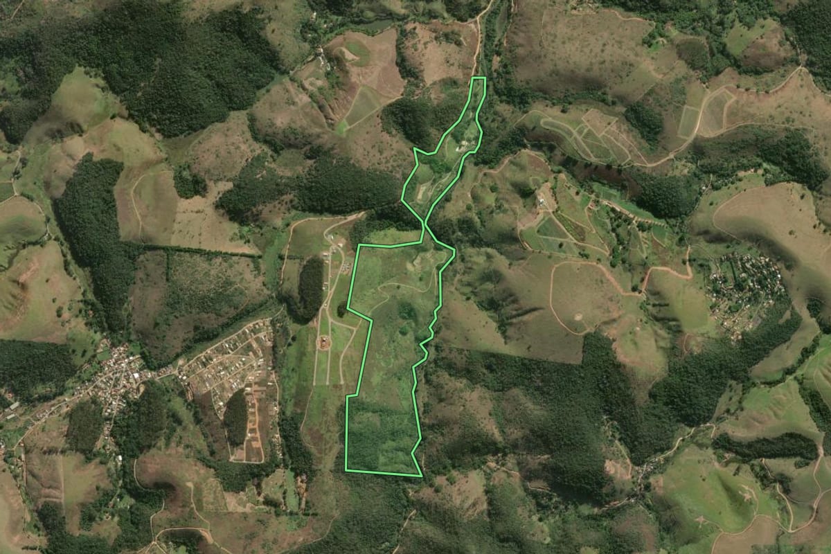Imagem de satélite do imóvel rural em Paraíba do Sul (RJ), com o contorno declarado no CAR desenhado por cima.