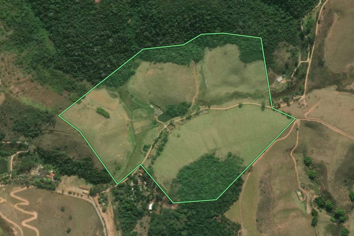 Imagem de satélite do imóvel rural em Paraíba do Sul (RJ), com o contorno declarado no CAR desenhado por cima.