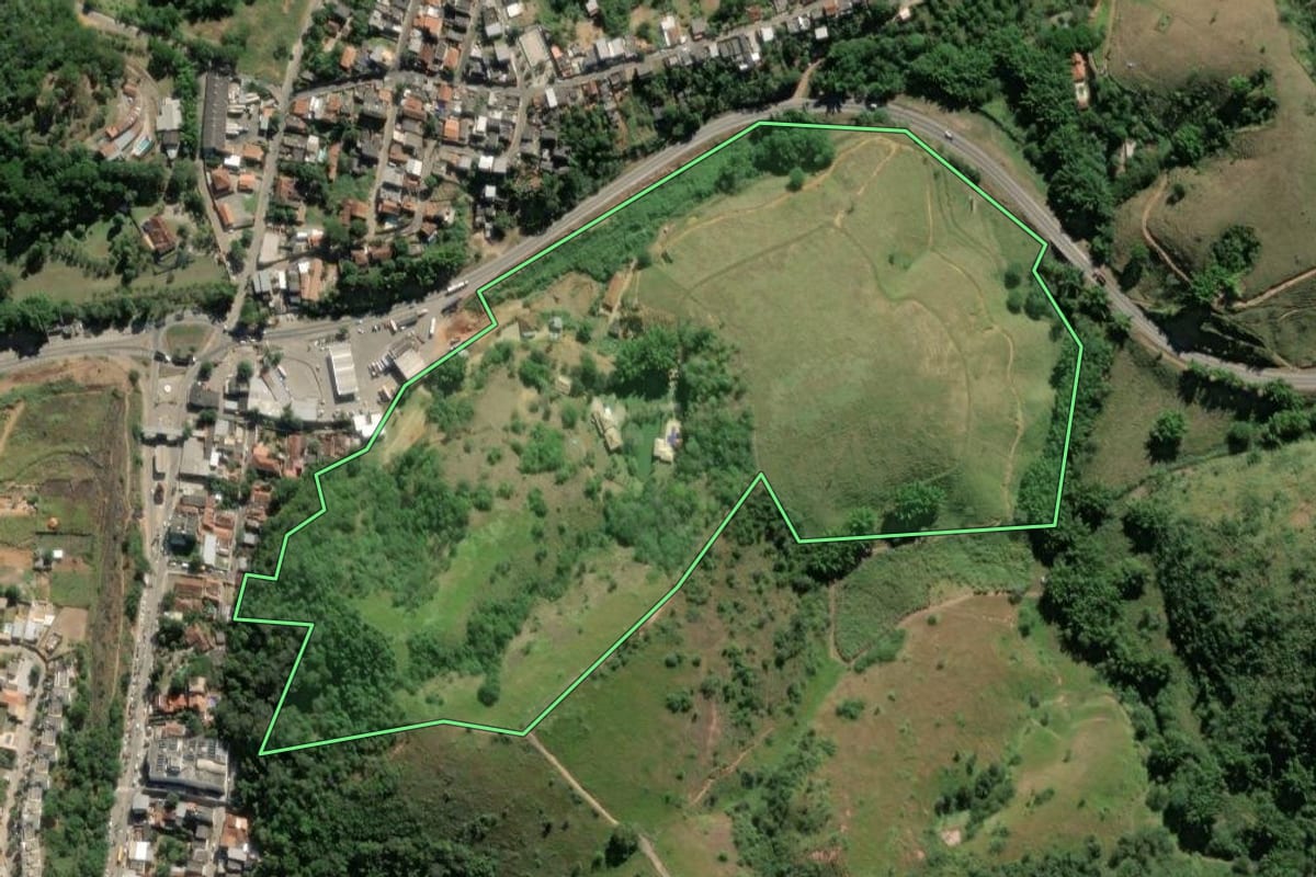 Imagem de satélite do imóvel rural em Paraíba do Sul (RJ), com o contorno declarado no CAR desenhado por cima.