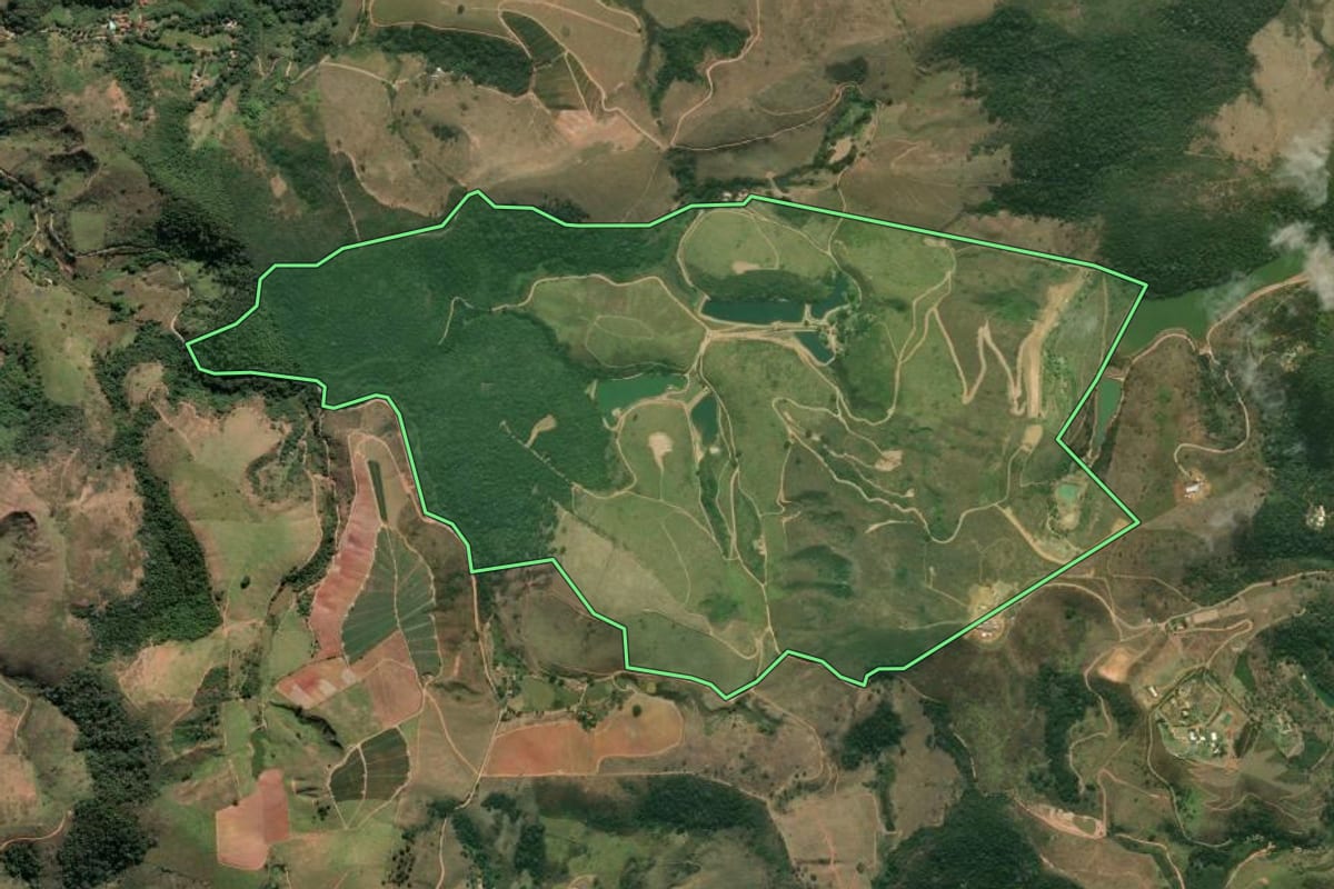 Imagem de satélite do imóvel rural em Paraíba do Sul (RJ), com o contorno declarado no CAR desenhado por cima.