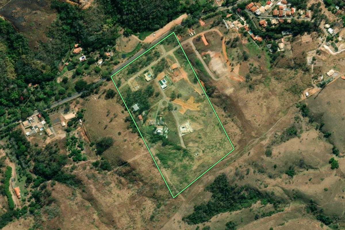 Imagem de satélite do imóvel rural em Paraíba do Sul (RJ), com o contorno declarado no CAR desenhado por cima.