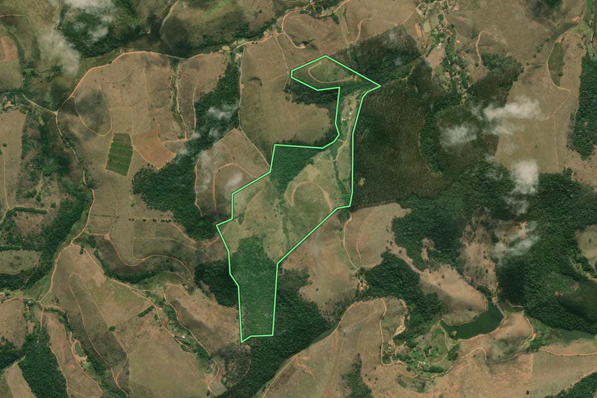 Imagem de satélite do imóvel rural em Paraíba do Sul (RJ), com o contorno declarado no CAR desenhado por cima.