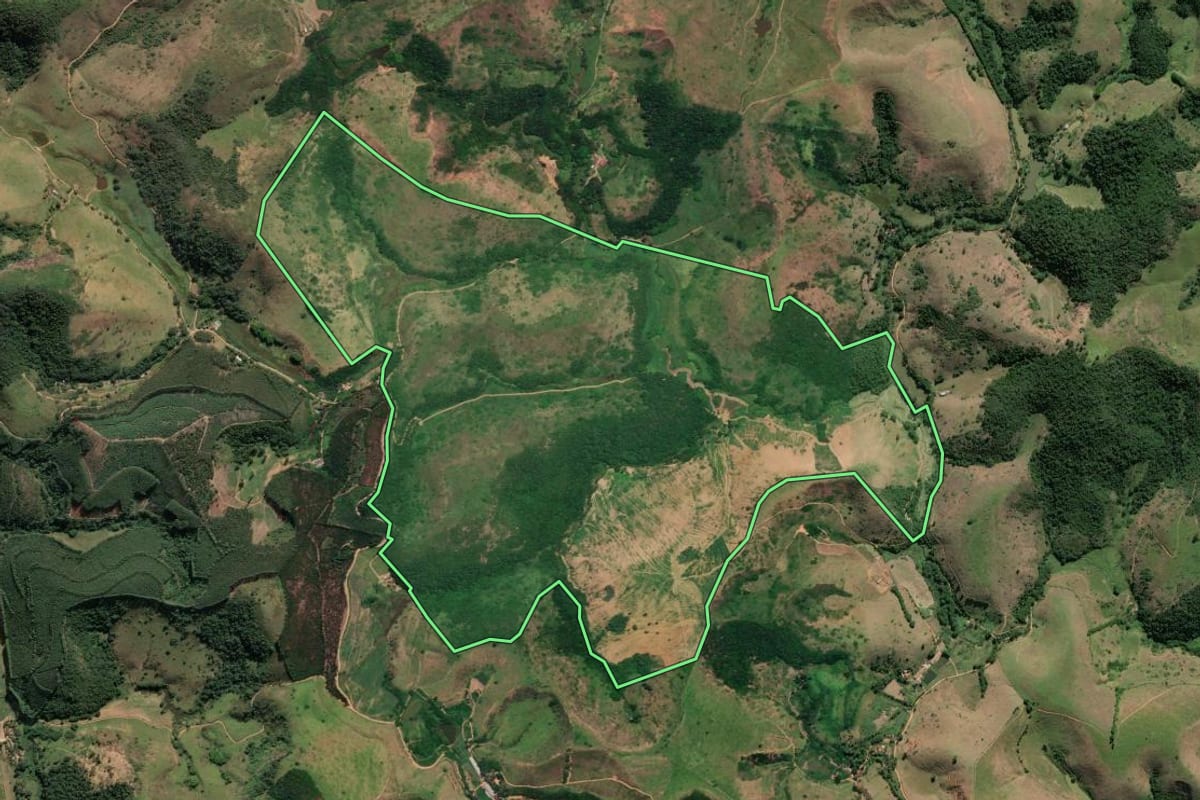 Imagem de satélite do imóvel rural em Paraíba do Sul (RJ), com o contorno declarado no CAR desenhado por cima.