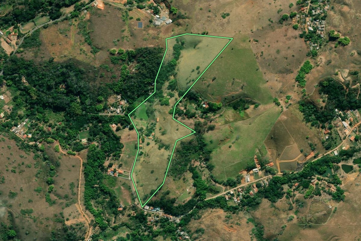 Imagem de satélite do imóvel rural em Paraíba do Sul (RJ), com o contorno declarado no CAR desenhado por cima.