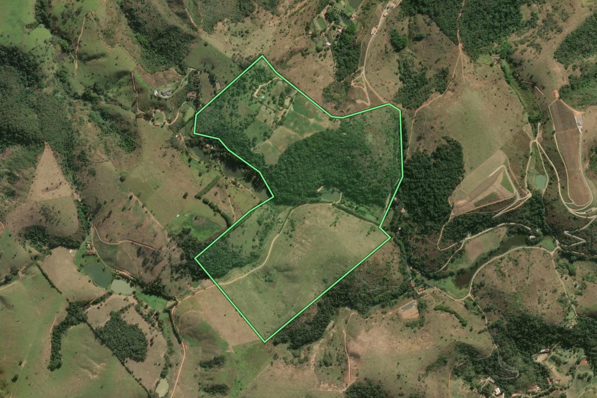 Imagem de satélite do imóvel rural em Paraíba do Sul (RJ), com o contorno declarado no CAR desenhado por cima.