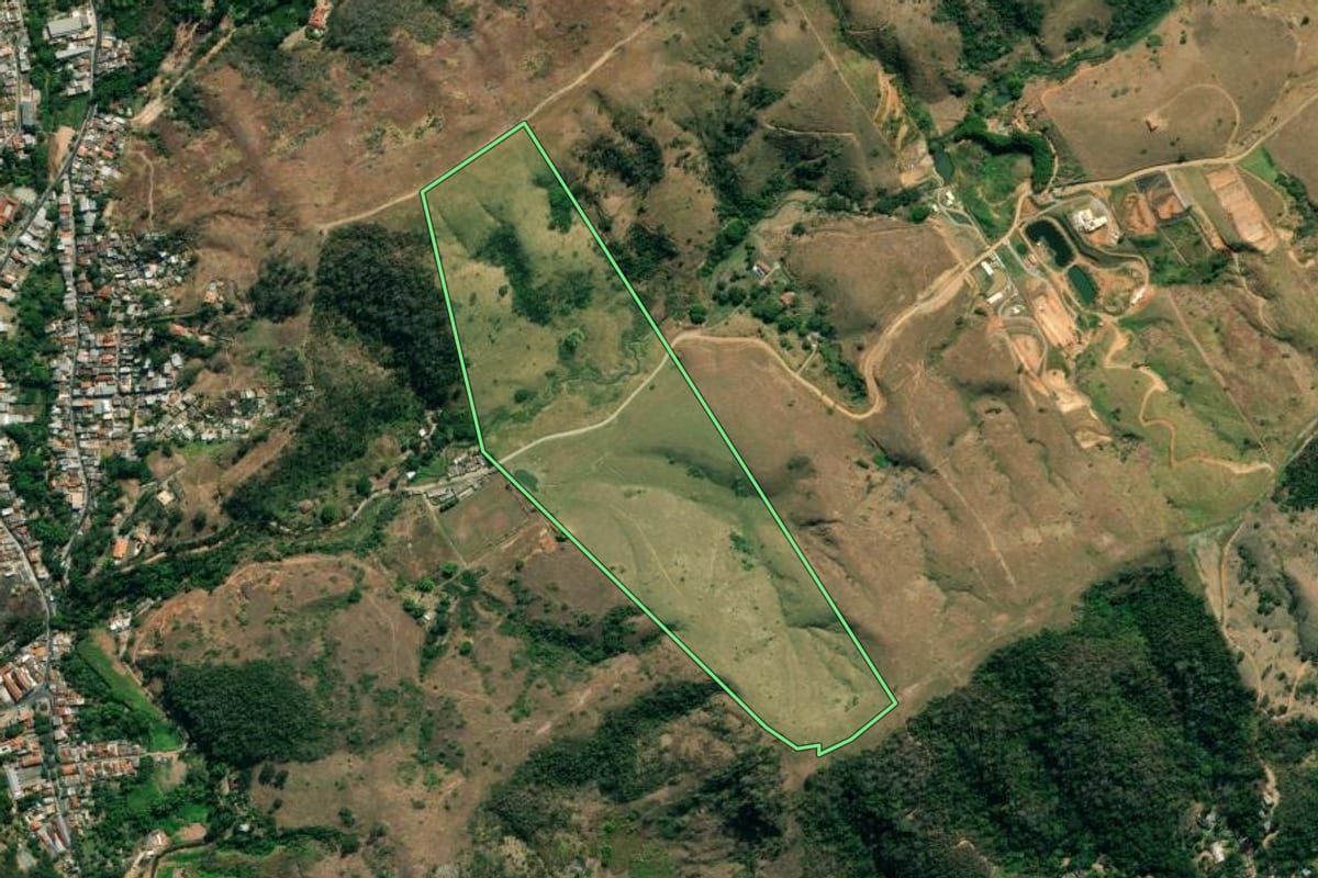 Imagem de satélite do imóvel rural em Paraíba do Sul (RJ), com o contorno declarado no CAR desenhado por cima.