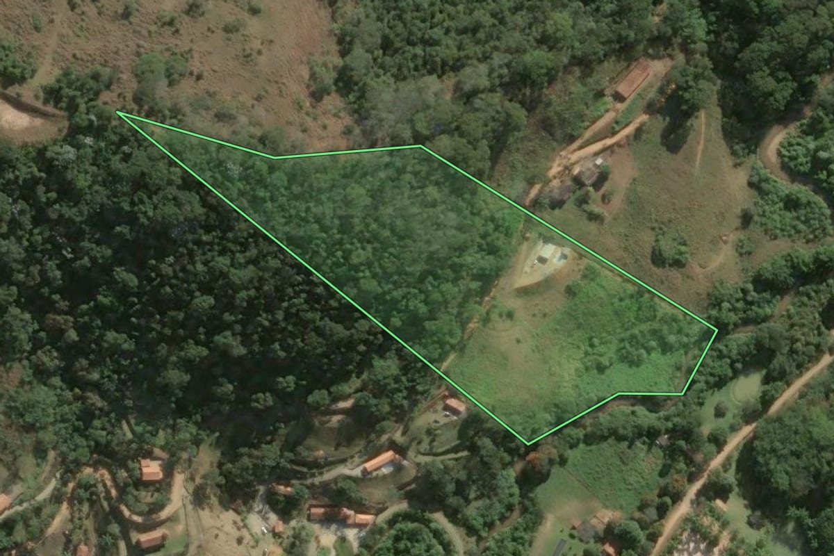 Imagem de satélite do imóvel rural em Paraíba do Sul (RJ), com o contorno declarado no CAR desenhado por cima.