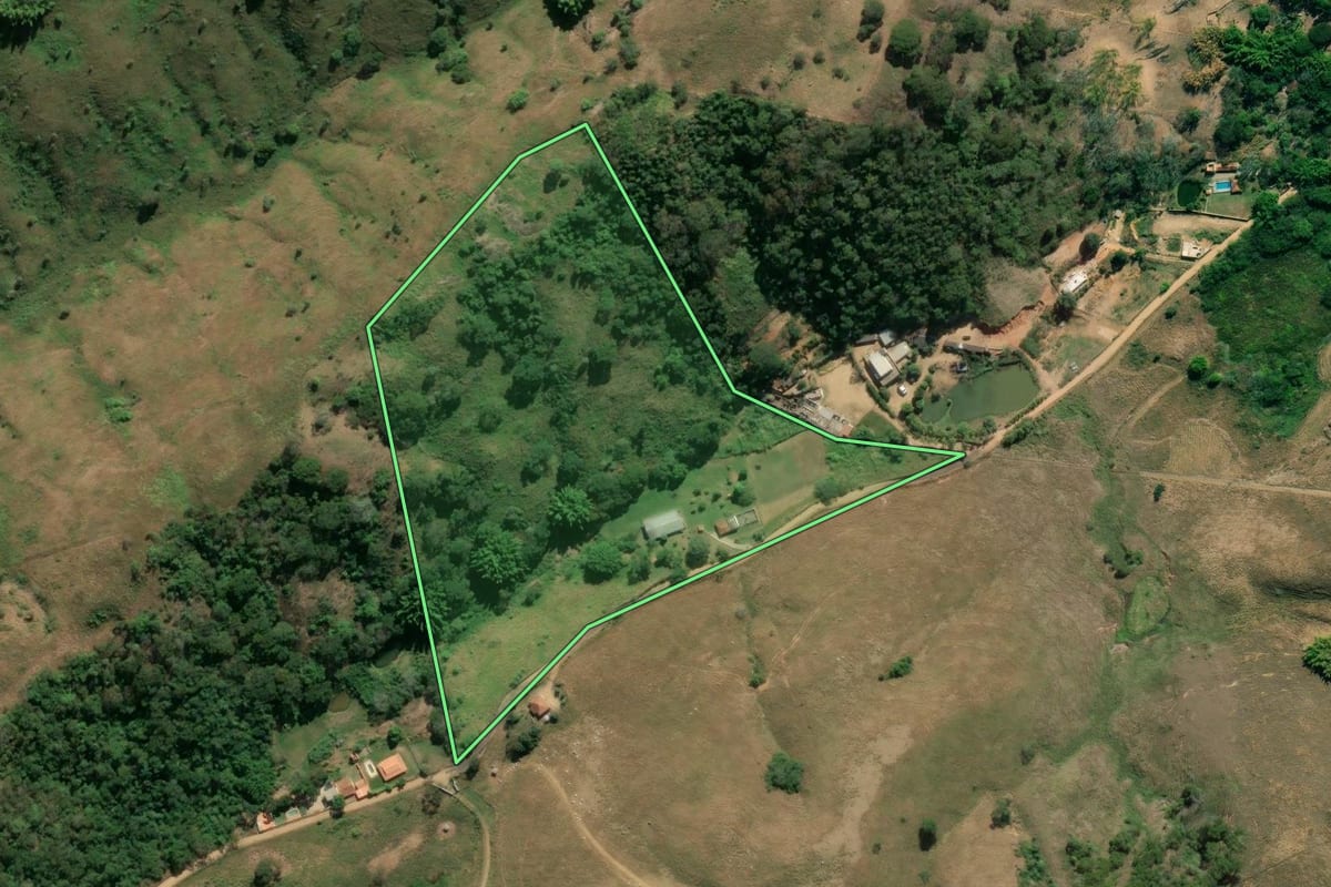 Imagem de satélite do imóvel rural em Paraíba do Sul (RJ), com o contorno declarado no CAR desenhado por cima.