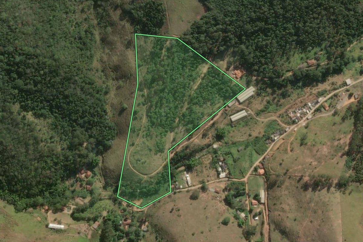 Imagem de satélite do imóvel rural em Paraíba do Sul (RJ), com o contorno declarado no CAR desenhado por cima.