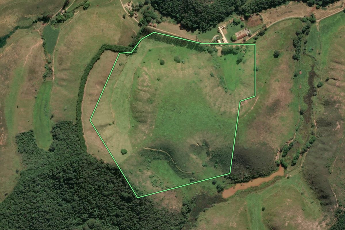 Imagem de satélite do imóvel rural em Paraíba do Sul (RJ), com o contorno declarado no CAR desenhado por cima.