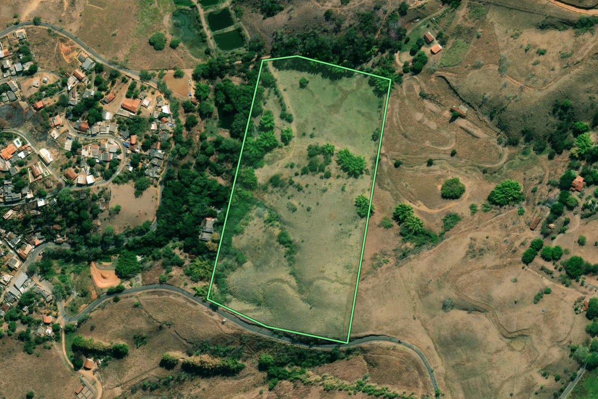 Imagem de satélite do imóvel rural em Paraíba do Sul (RJ), com o contorno declarado no CAR desenhado por cima.