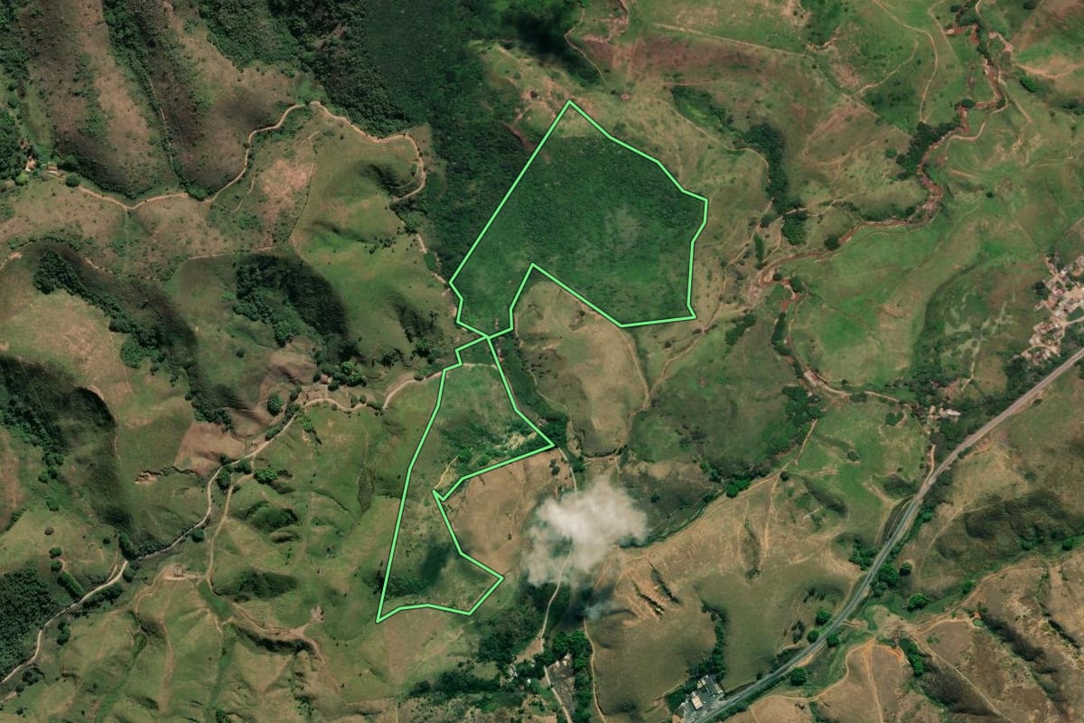 Imagem de satélite do imóvel rural em Paraíba do Sul (RJ), com o contorno declarado no CAR desenhado por cima.