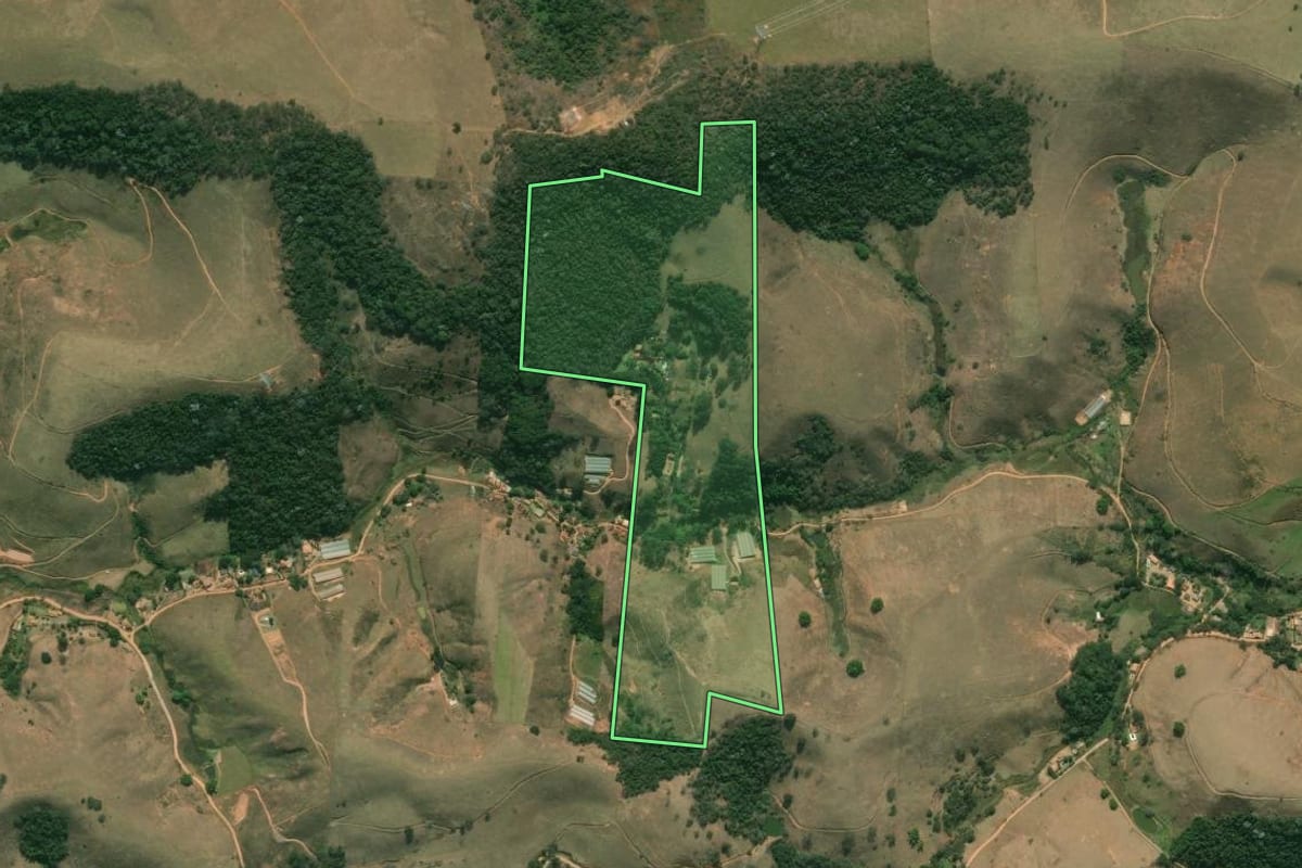 Imagem de satélite do imóvel rural em Paraíba do Sul (RJ), com o contorno declarado no CAR desenhado por cima.