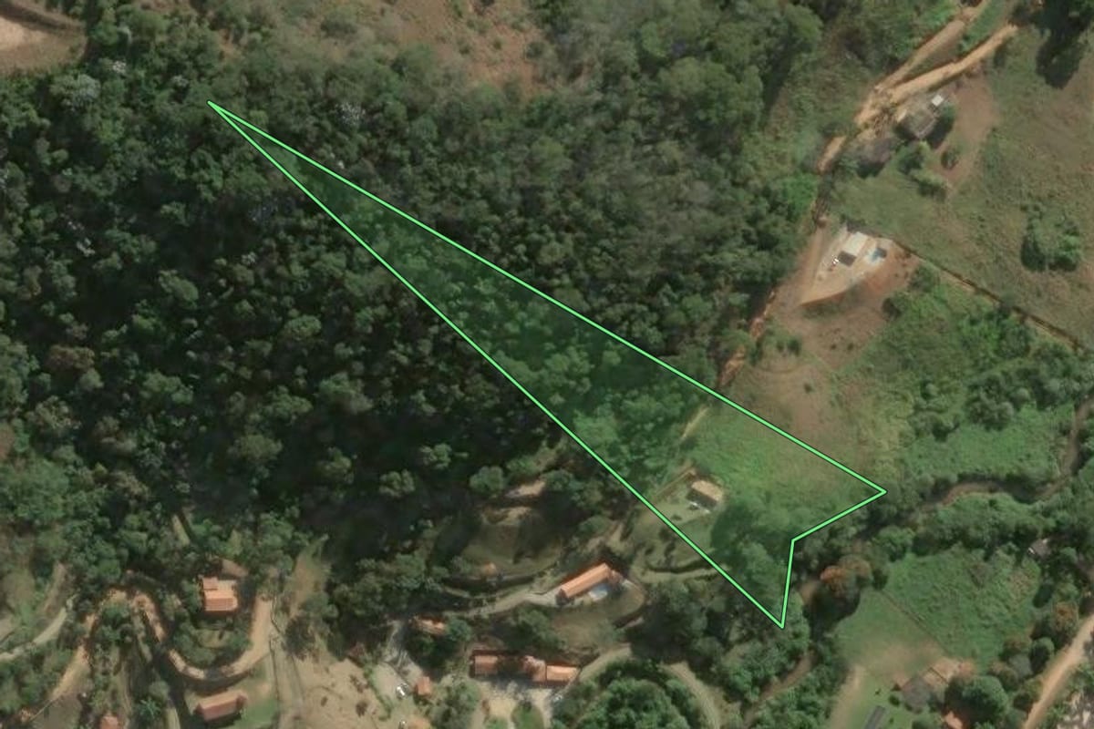 Imagem de satélite do imóvel rural em Paraíba do Sul (RJ), com o contorno declarado no CAR desenhado por cima.