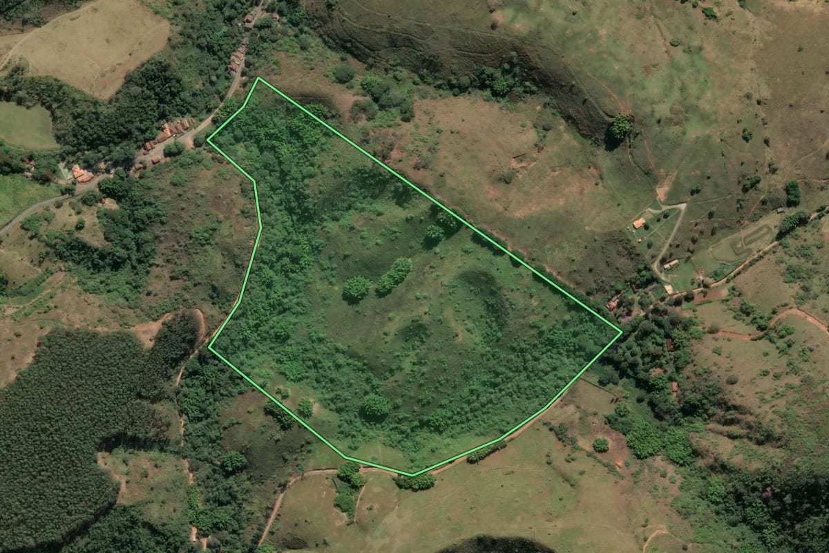Imagem de satélite do imóvel rural em Paraíba do Sul (RJ), com o contorno declarado no CAR desenhado por cima.
