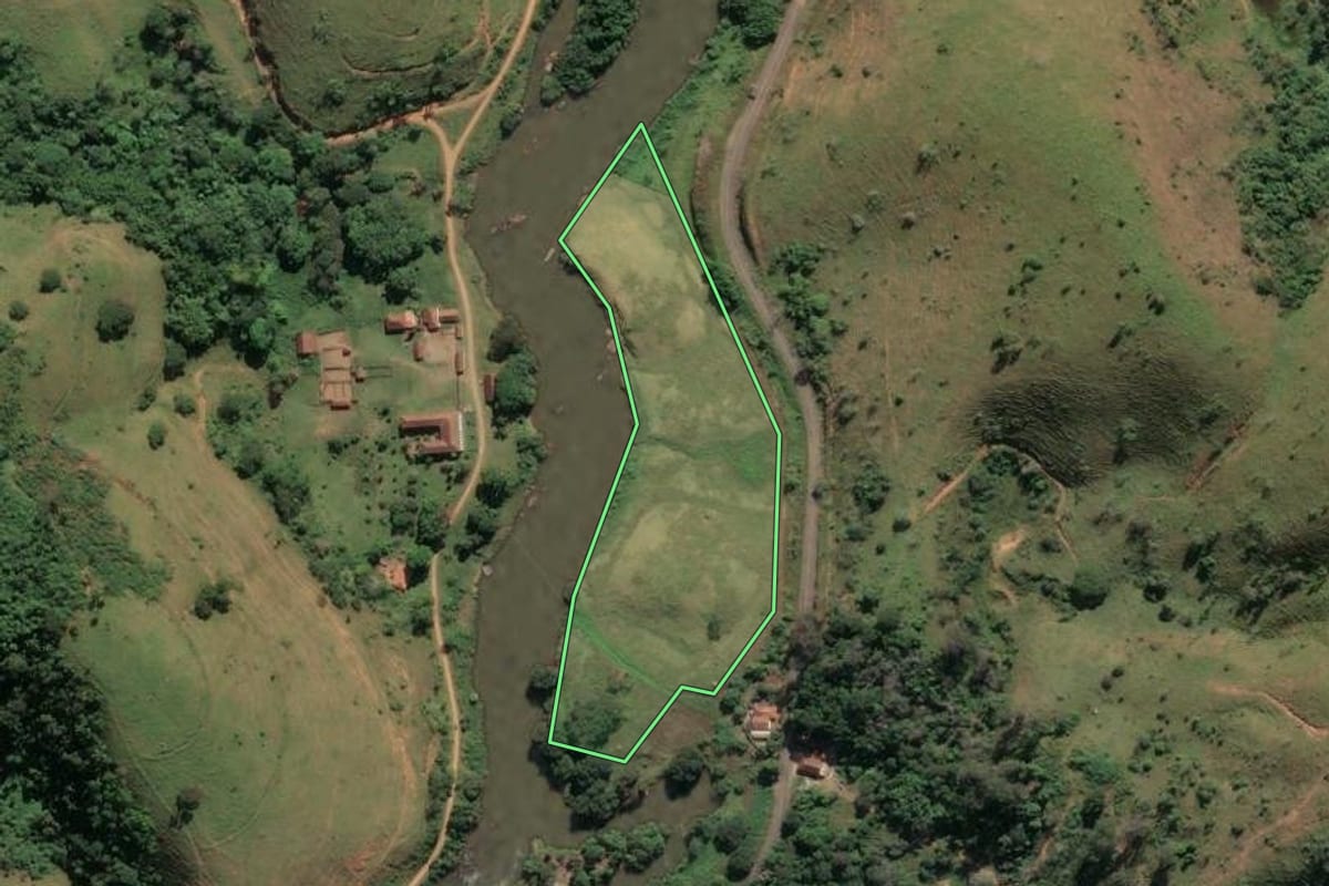 Imagem de satélite do imóvel rural em Paraíba do Sul (RJ), com o contorno declarado no CAR desenhado por cima.