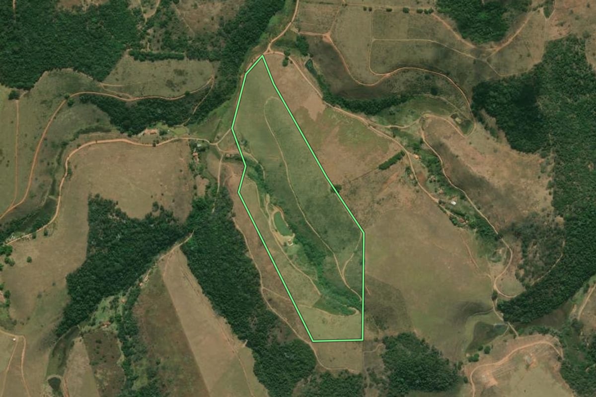 Imagem de satélite do imóvel rural em Paraíba do Sul (RJ), com o contorno declarado no CAR desenhado por cima.