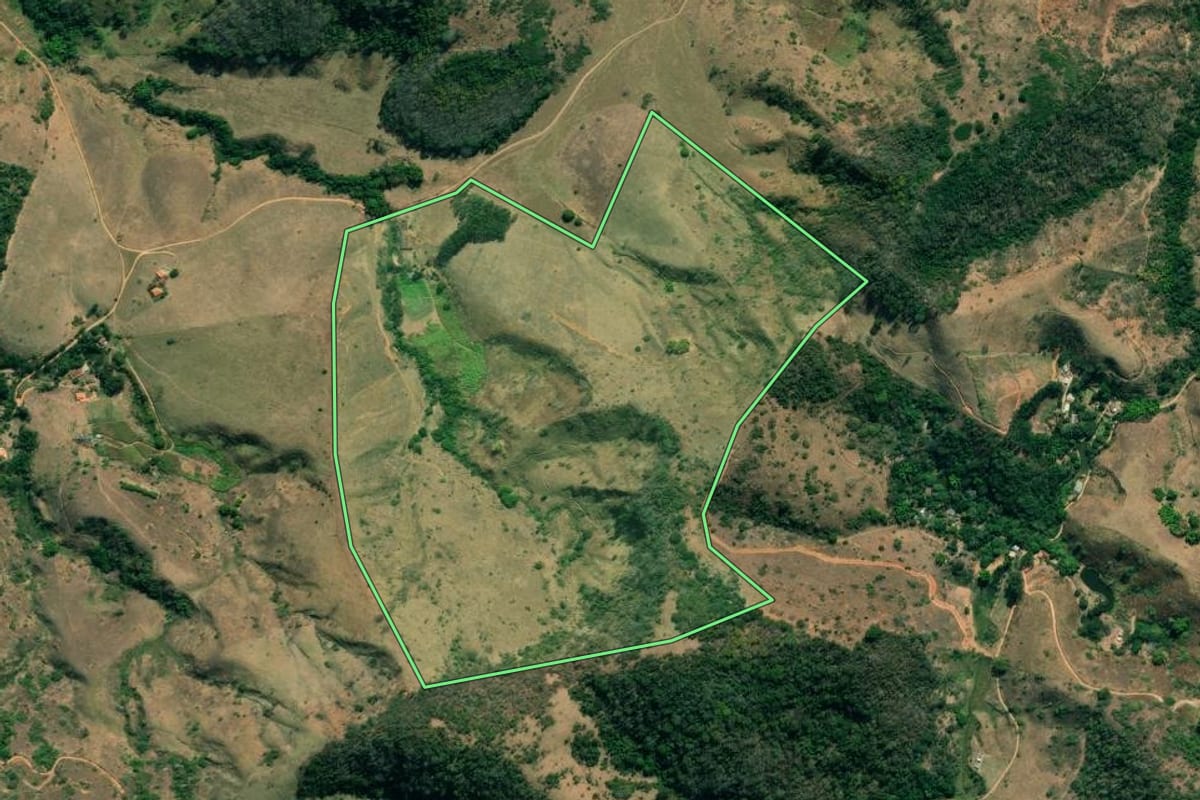 Imagem de satélite do imóvel rural em Paraíba do Sul (RJ), com o contorno declarado no CAR desenhado por cima.