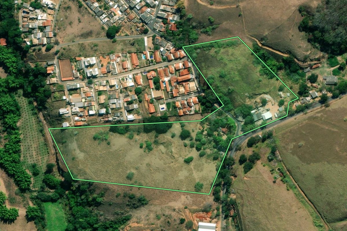 Imagem de satélite do imóvel rural em Paraíba do Sul (RJ), com o contorno declarado no CAR desenhado por cima.