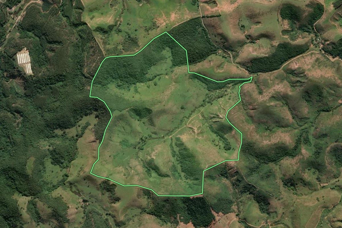 Imagem de satélite do imóvel rural em Paraíba do Sul (RJ), com o contorno declarado no CAR desenhado por cima.