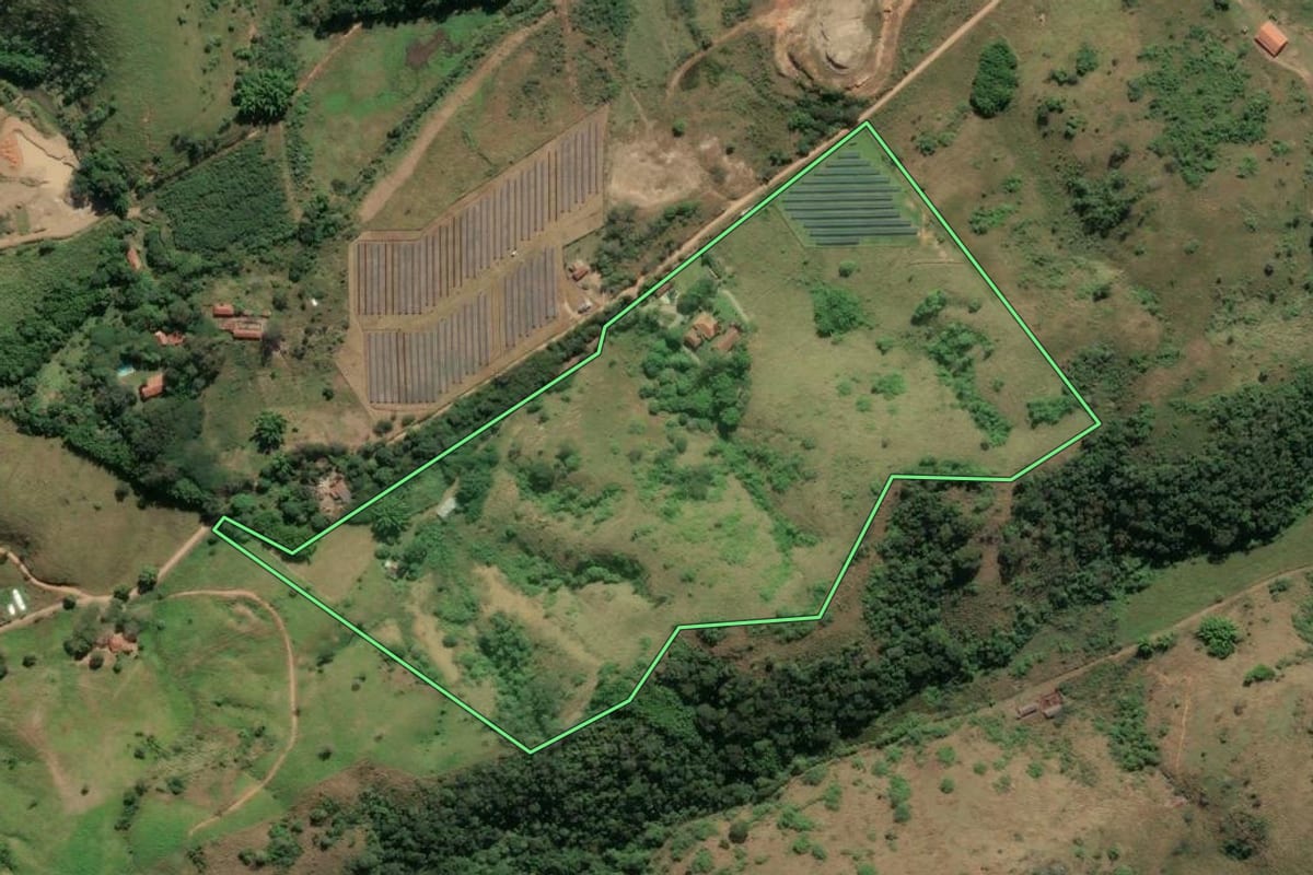 Imagem de satélite do imóvel rural em Paraíba do Sul (RJ), com o contorno declarado no CAR desenhado por cima.