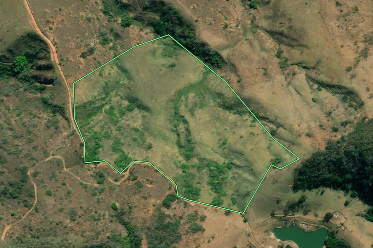 Imagem de satélite do imóvel rural em Paraíba do Sul (RJ), com o contorno declarado no CAR desenhado por cima.