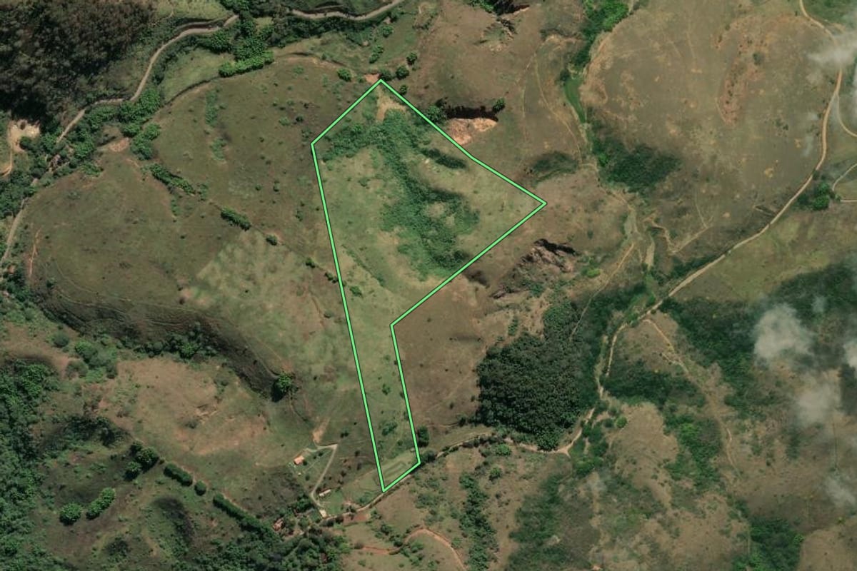 Imagem de satélite do imóvel rural em Paraíba do Sul (RJ), com o contorno declarado no CAR desenhado por cima.