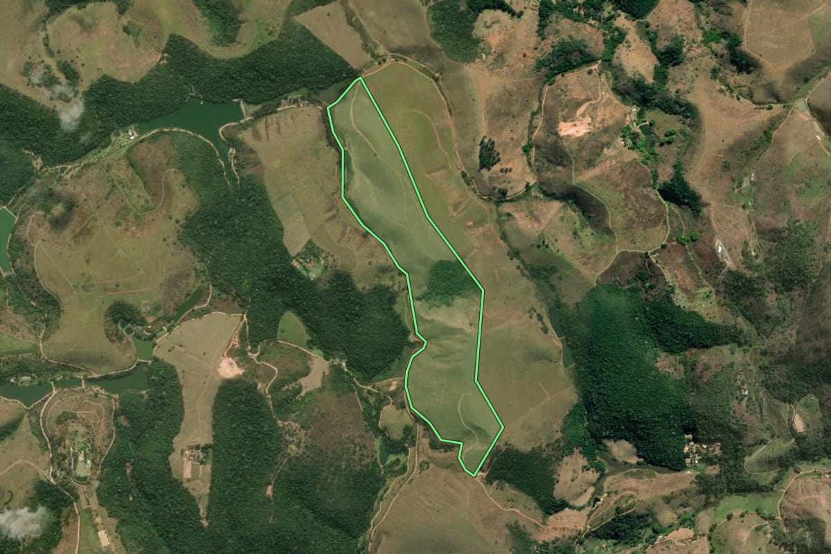 Imagem de satélite do imóvel rural em Paraíba do Sul (RJ), com o contorno declarado no CAR desenhado por cima.