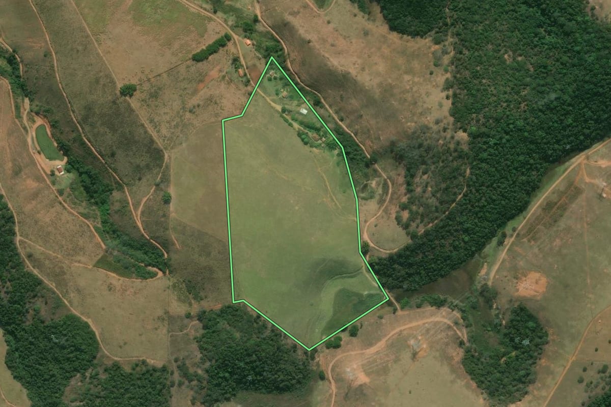 Imagem de satélite do imóvel rural em Paraíba do Sul (RJ), com o contorno declarado no CAR desenhado por cima.