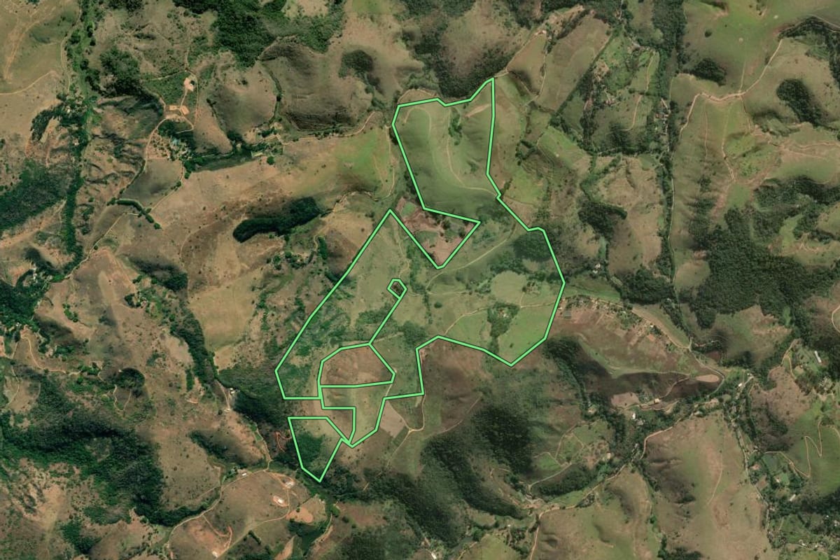 Imagem de satélite do imóvel rural em Paraíba do Sul (RJ), com o contorno declarado no CAR desenhado por cima.