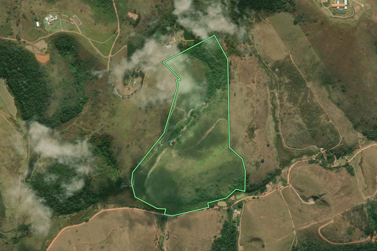 Imagem de satélite do imóvel rural em Paraíba do Sul (RJ), com o contorno declarado no CAR desenhado por cima.