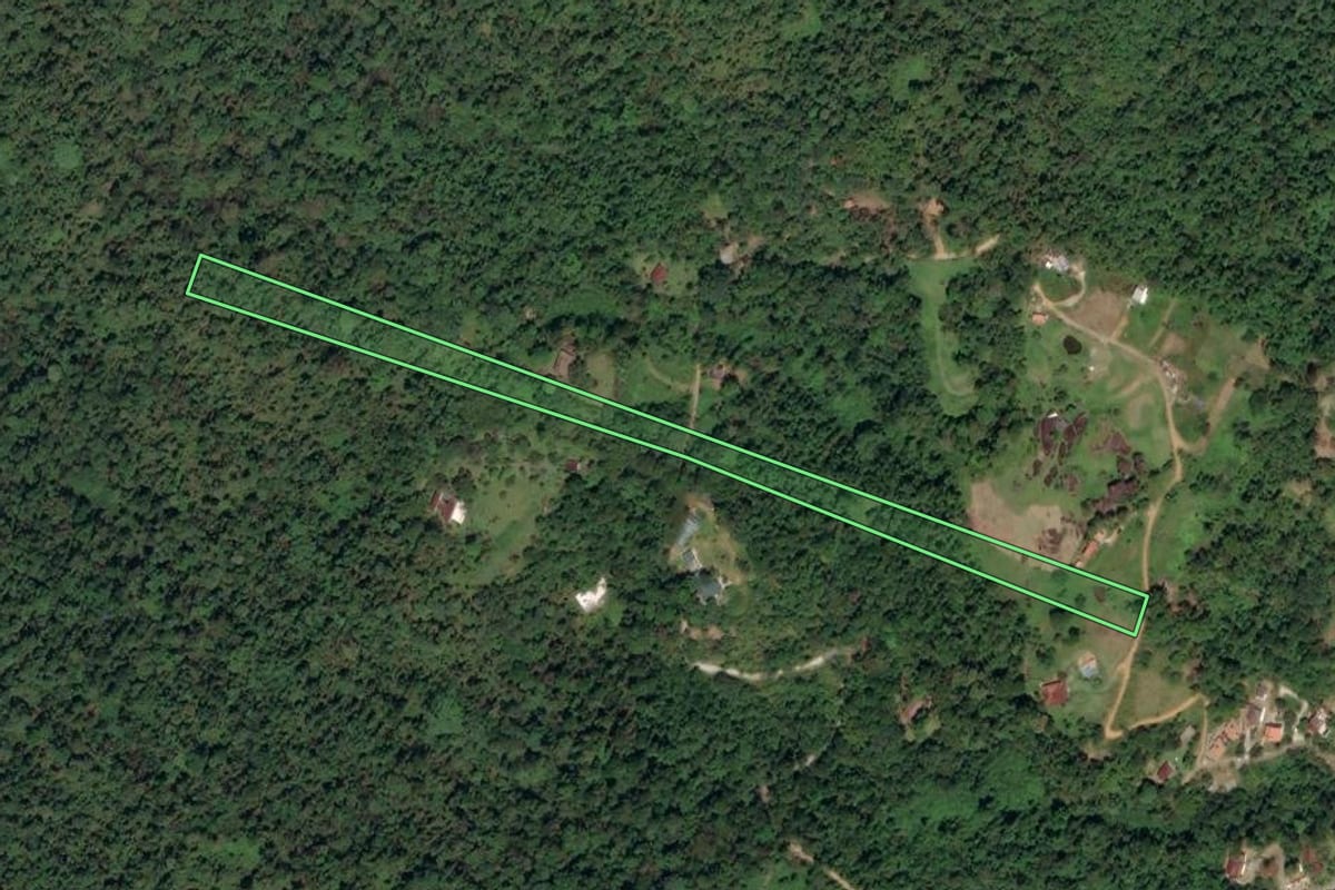 Imagem de satélite do imóvel rural em Paraty (RJ), com o contorno declarado no CAR desenhado por cima.
