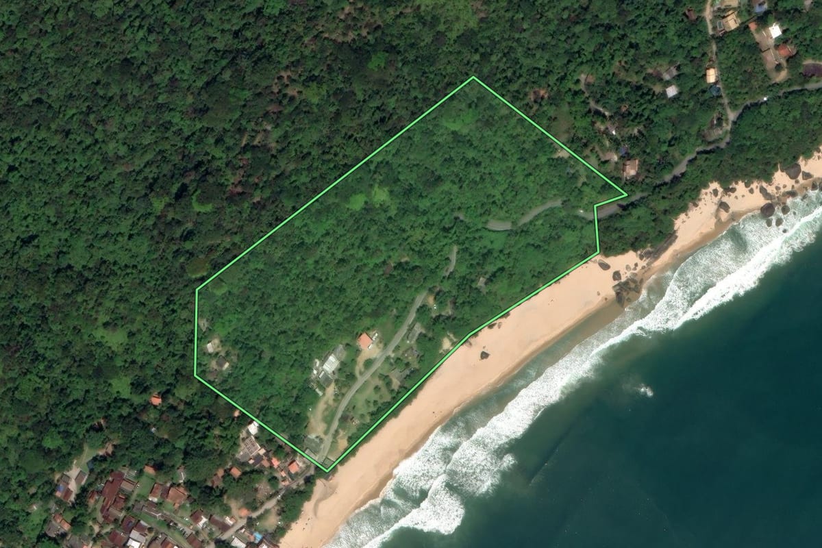 Imagem de satélite do imóvel rural em Paraty (RJ), com o contorno declarado no CAR desenhado por cima.