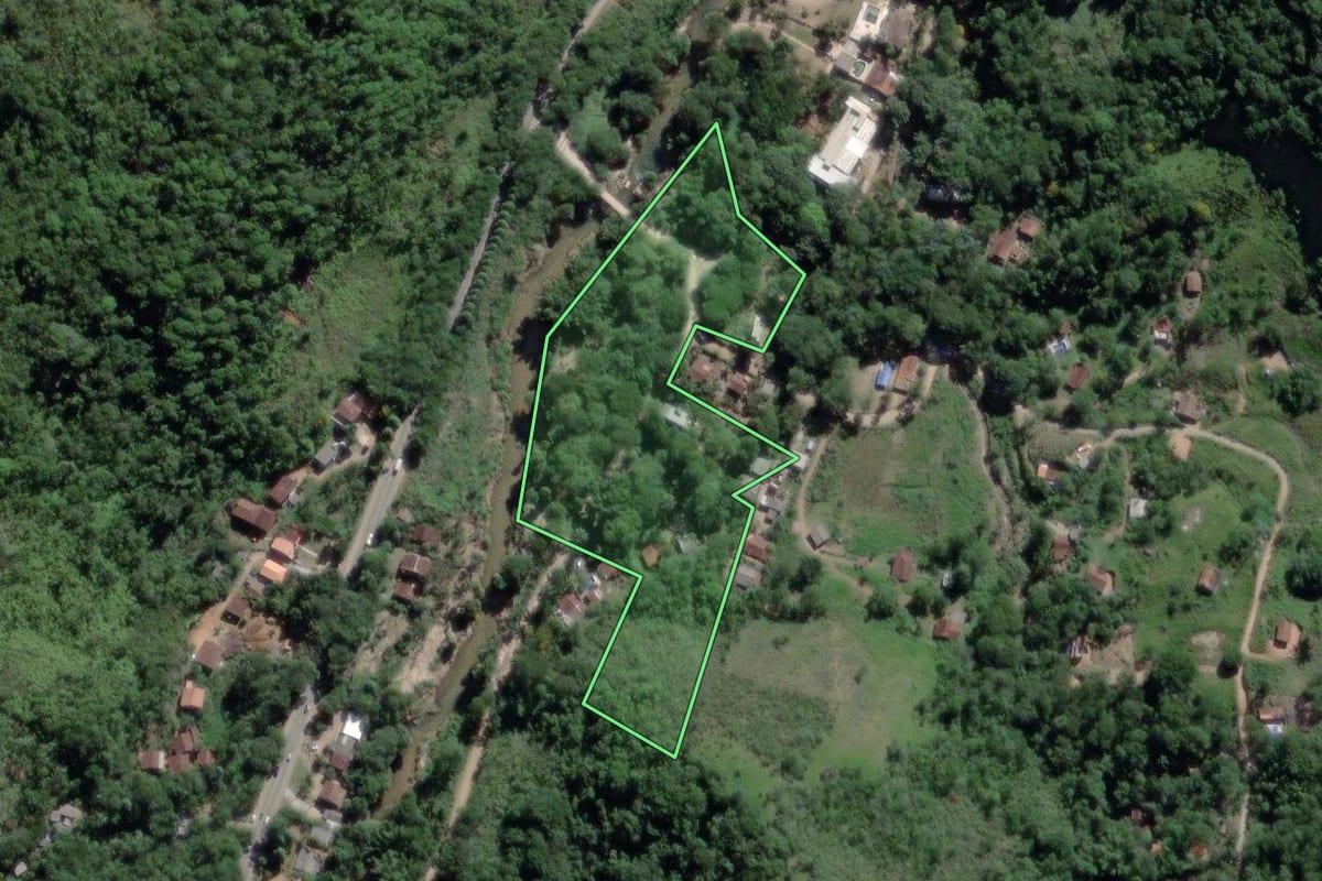 Imagem de satélite do imóvel rural em Paraty (RJ), com o contorno declarado no CAR desenhado por cima.