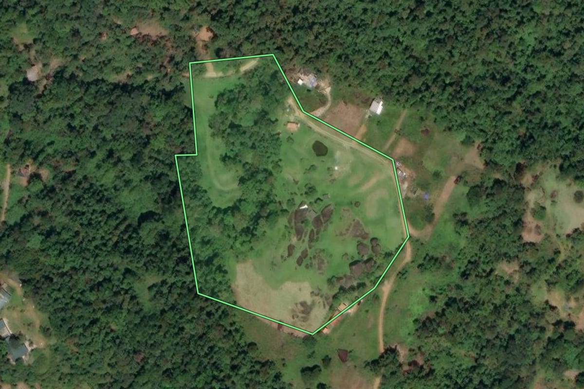 Imagem de satélite do imóvel rural em Paraty (RJ), com o contorno declarado no CAR desenhado por cima.