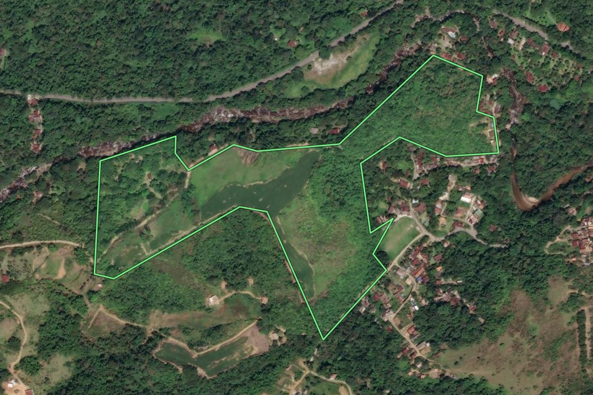 Imagem de satélite do imóvel rural em Paraty (RJ), com o contorno declarado no CAR desenhado por cima.