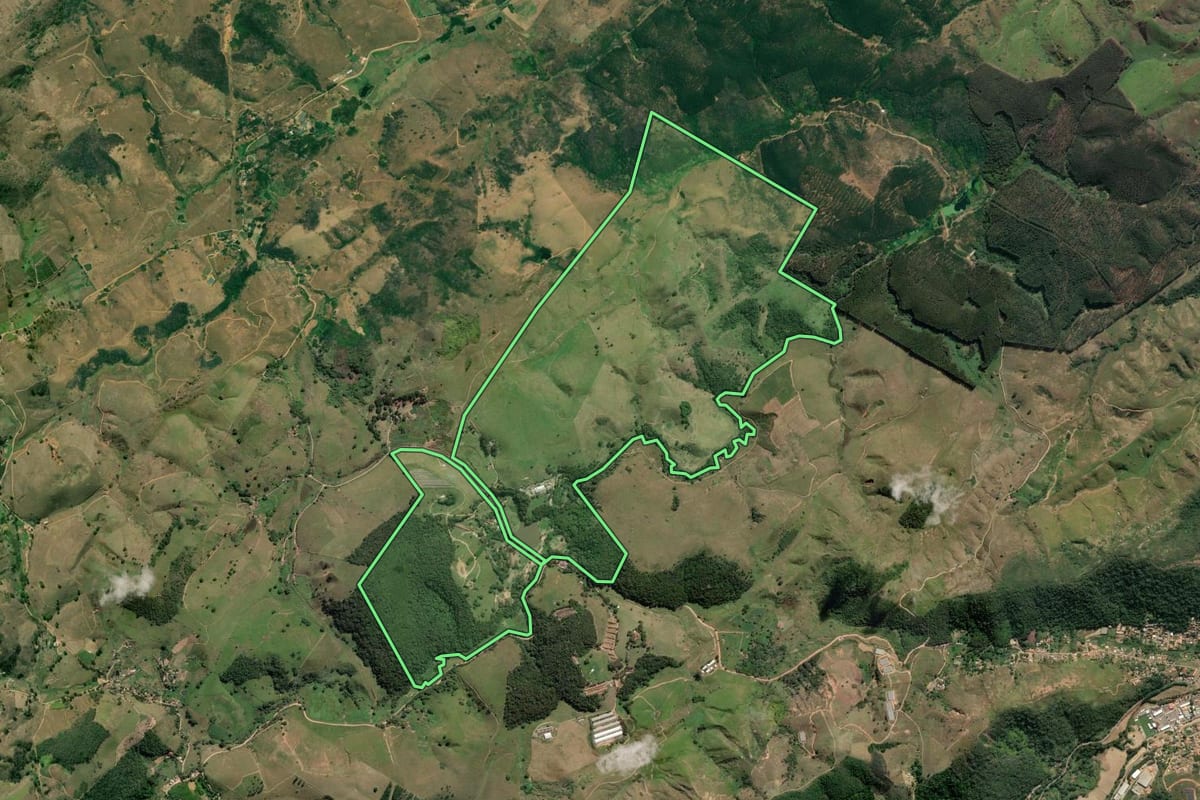 Imagem de satélite do imóvel rural em Paty do Alferes (RJ), com o contorno declarado no CAR desenhado por cima.