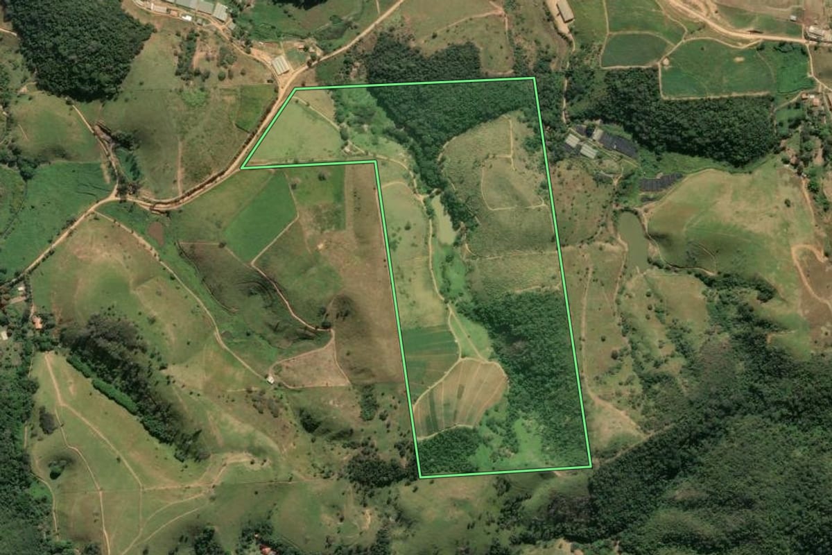Imagem de satélite do imóvel rural em Paty do Alferes (RJ), com o contorno declarado no CAR desenhado por cima.
