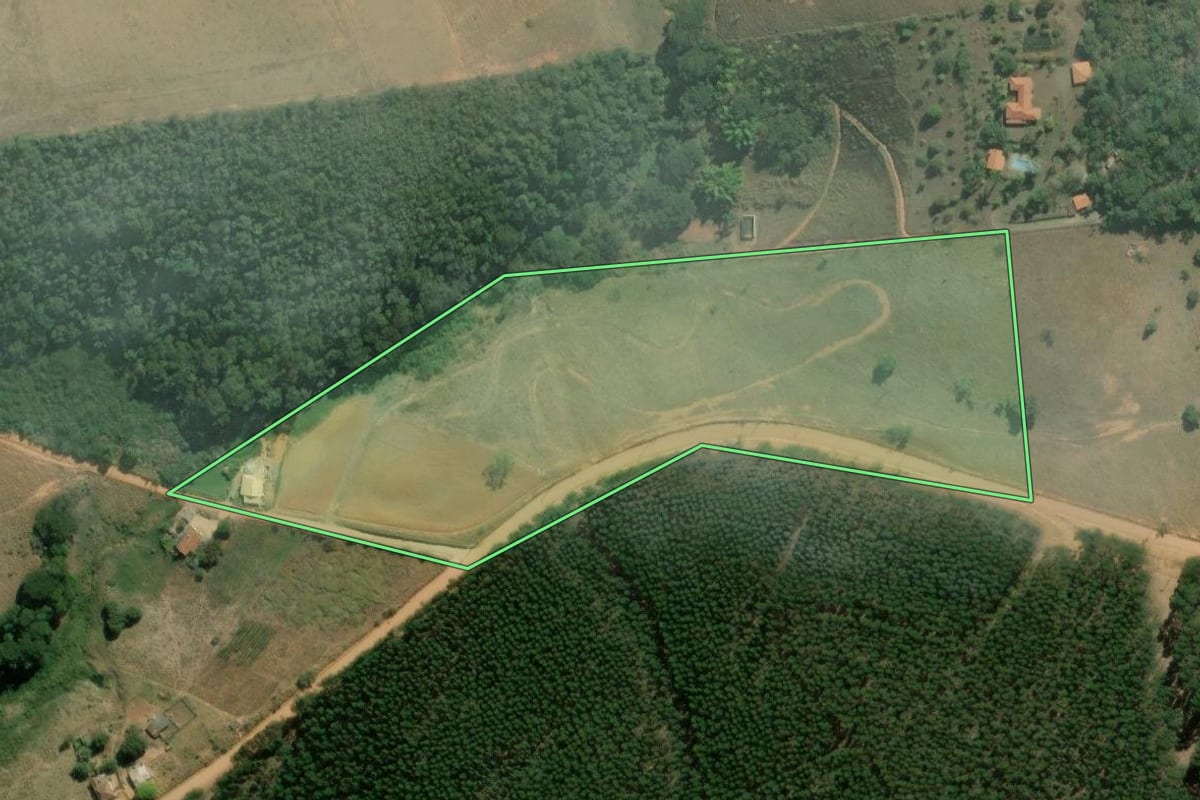 Imagem de satélite do imóvel rural em Paty do Alferes (RJ), com o contorno declarado no CAR desenhado por cima.
