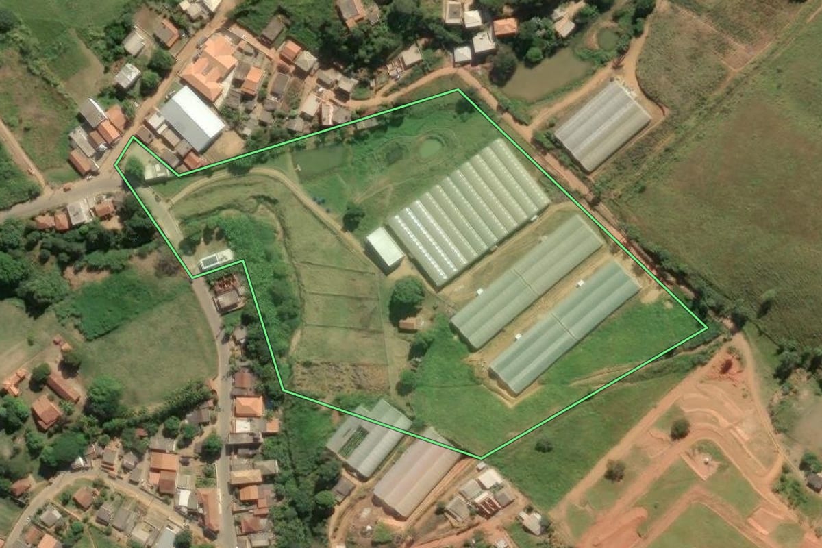 Imagem de satélite do imóvel rural em Paty do Alferes (RJ), com o contorno declarado no CAR desenhado por cima.