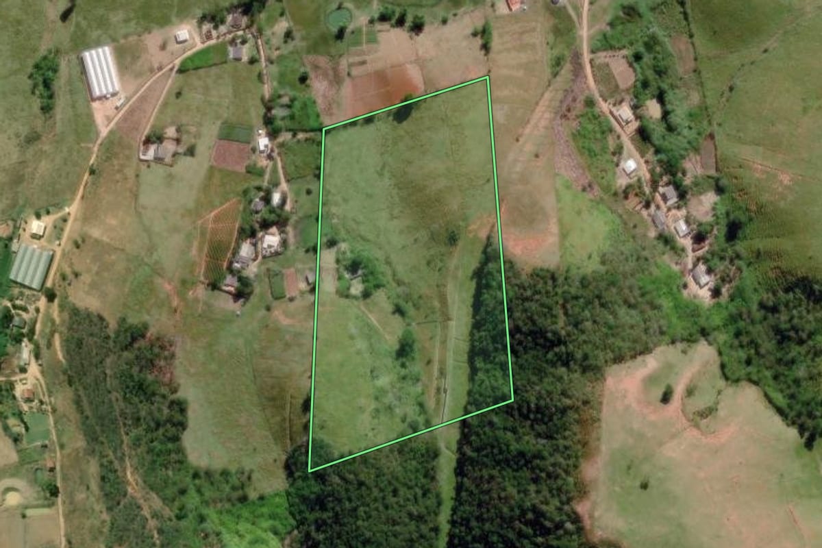Imagem de satélite do imóvel rural em Paty do Alferes (RJ), com o contorno declarado no CAR desenhado por cima.